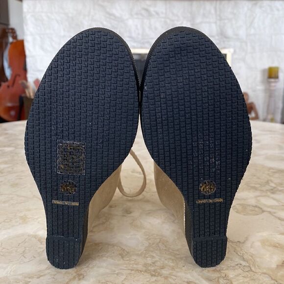 L.A.M.B Denver Gwen Stefani Gold Monogram Leather Platform Sneakers - Picture 13 of 16